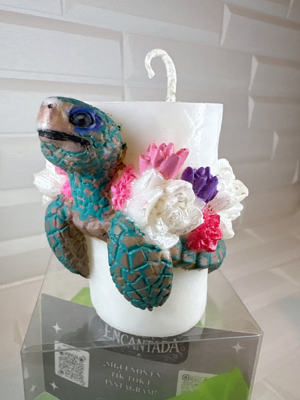 Vela Cilindro Tortuga con Flores – Pintada a Mano