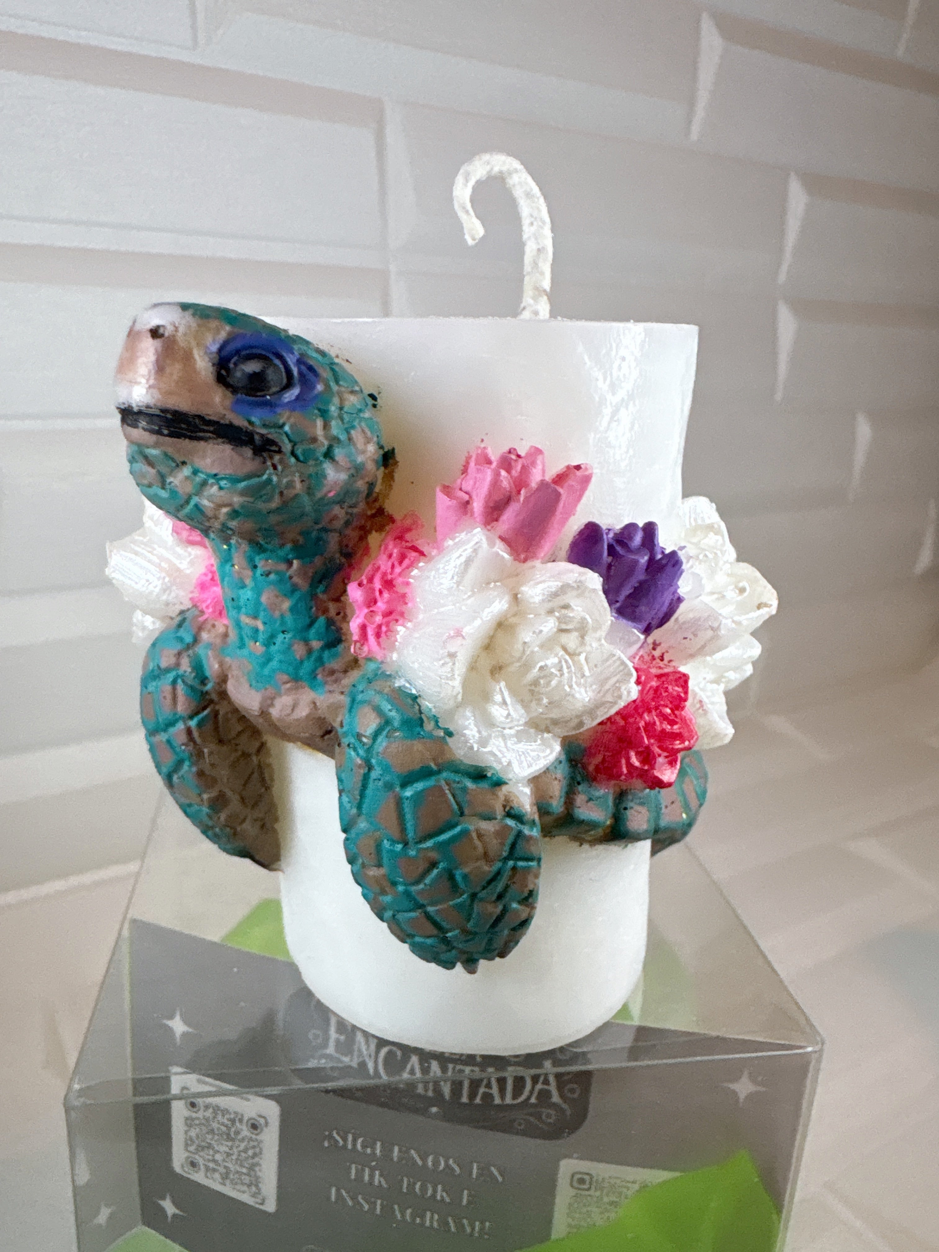 Vela Cilindro Tortuga con Flores – Pintada a Mano
