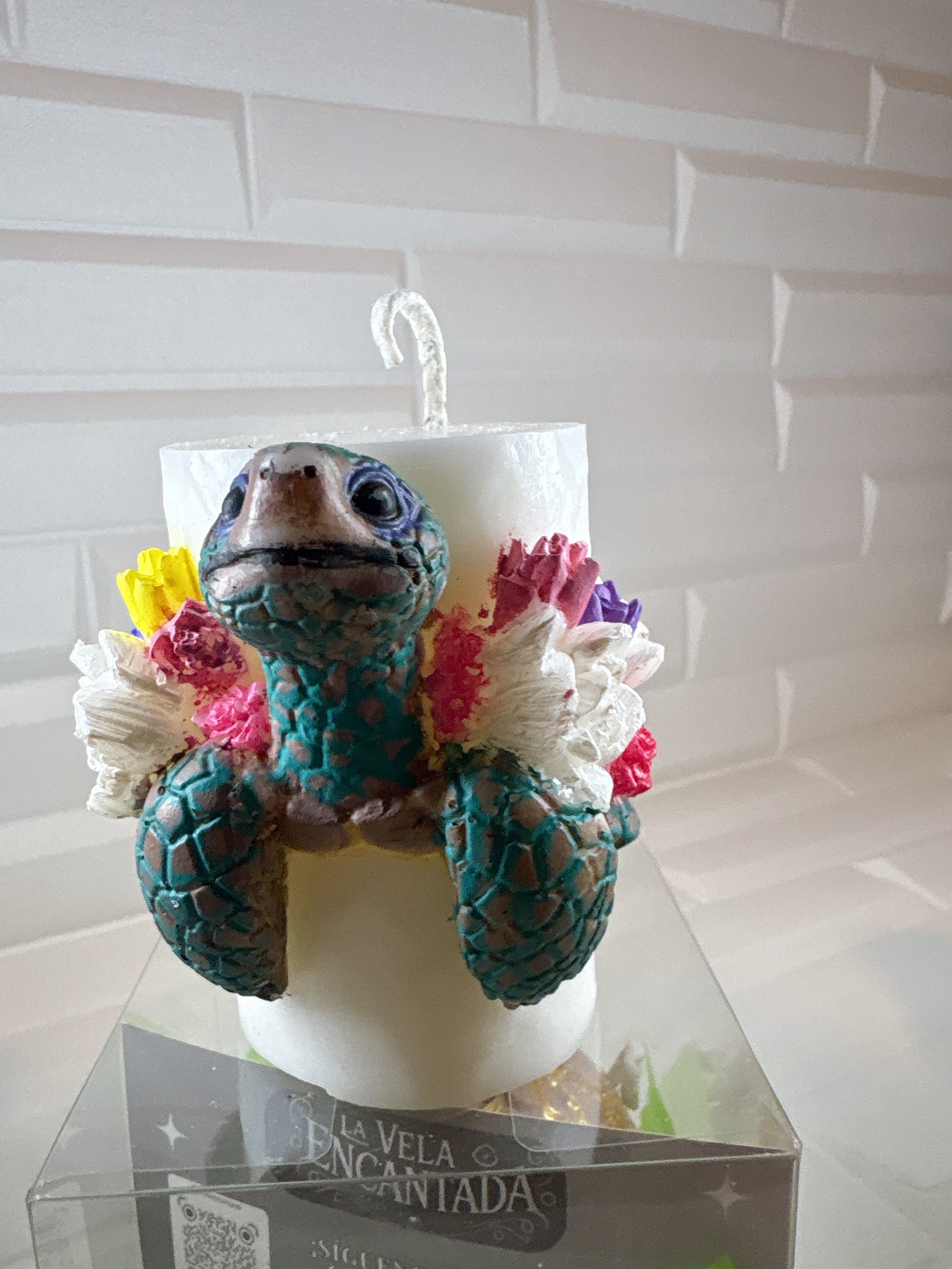Vela Cilindro Tortuga con Flores – Pintada a Mano