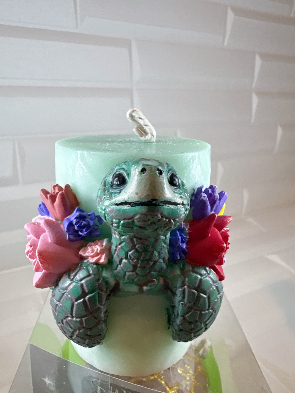 Vela Cilindro Tortuga con Flores – Pintada a Mano