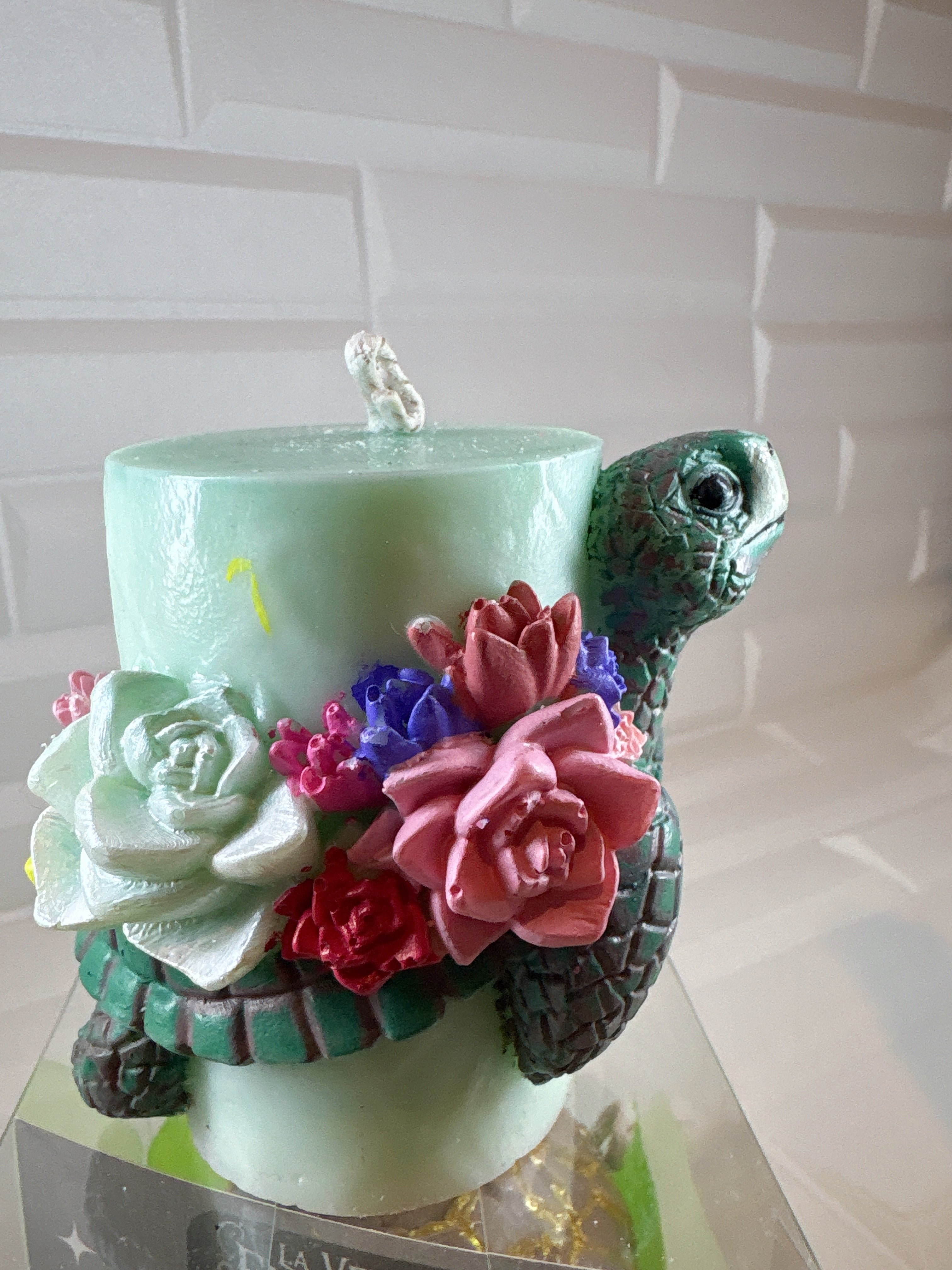 Vela Cilindro Tortuga con Flores – Pintada a Mano