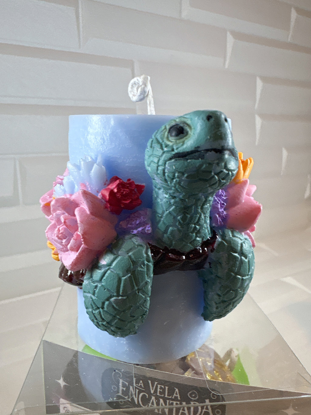 Vela Cilindro Tortuga con Flores – Pintada a Mano