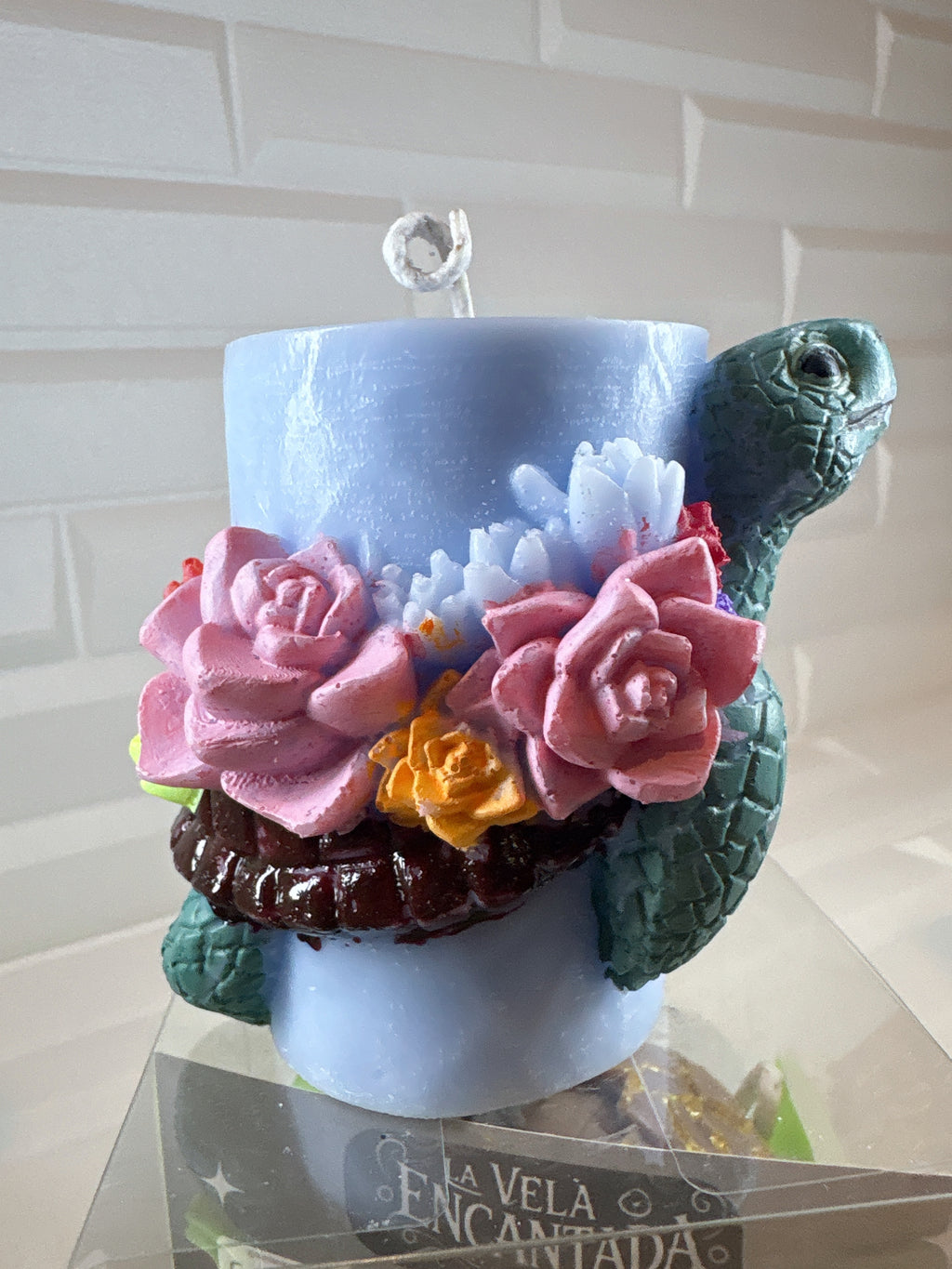 Vela Cilindro Tortuga con Flores – Pintada a Mano